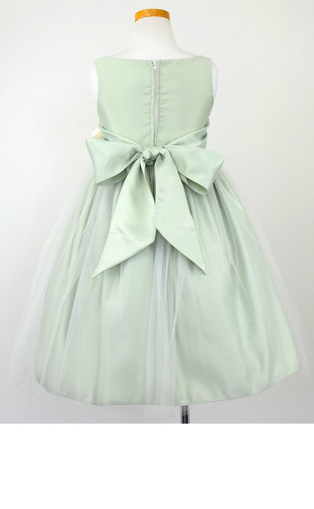 ピアノ発表会や結婚式にぴったりのカラーの女の子用キッズドレス。シンプルで美しいシルエットが魅力のAngel's Closetの子供ドレス レンタル商品（【レンタル】ヴィンテージサテン＆チュール子供ドレス(SK402)セージ）｜画像5
