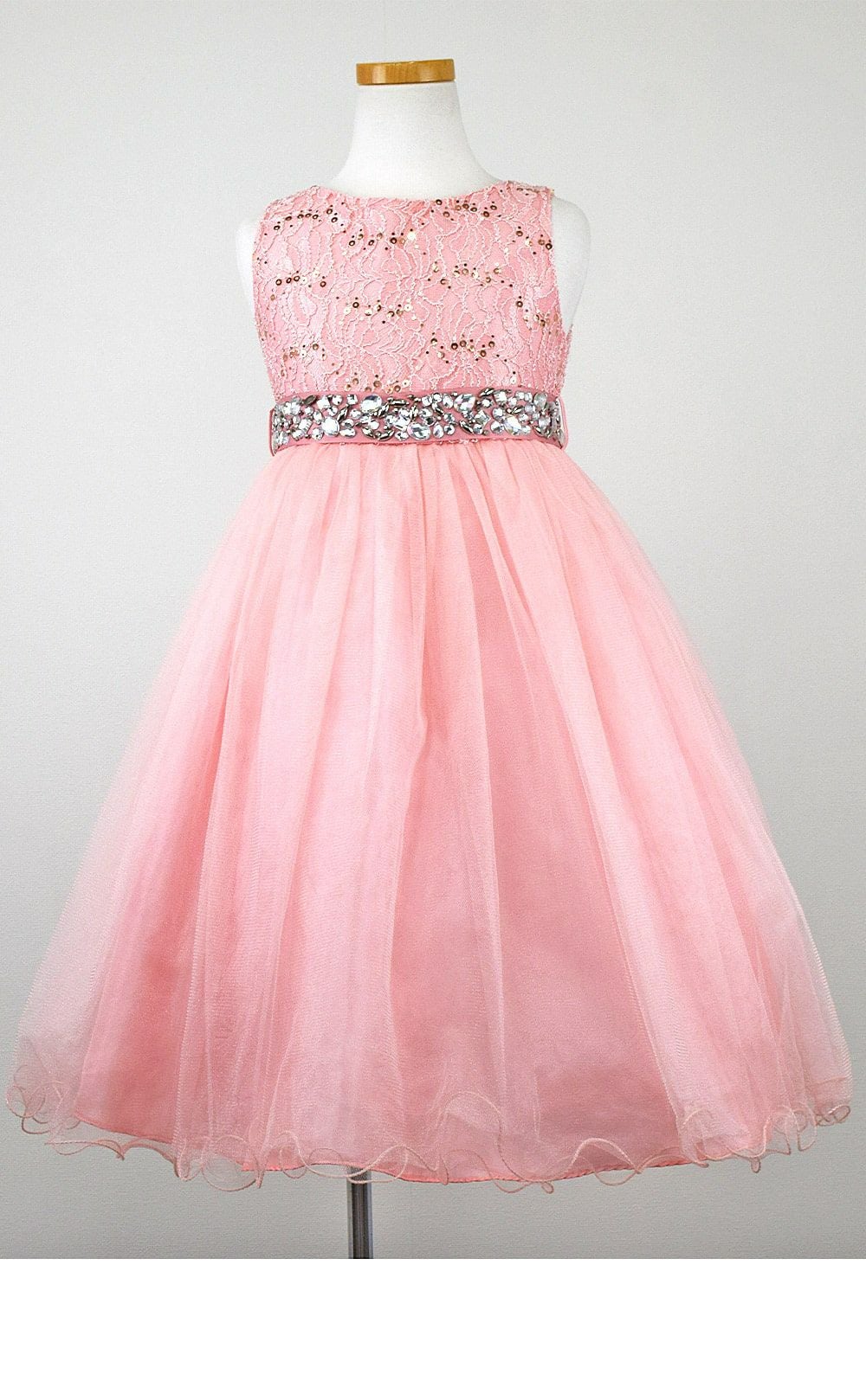 ピアノ発表会や結婚式にぴったりのカラーの女の子用キッズドレス。シンプルで美しいシルエットが魅力のAngel's Closetの子供ドレス レンタル商品（【レンタル】レース＆ラインストーンビジューベルトクリスタルチュール子供ドレス(MBK340)ブラッシュ）｜画像3