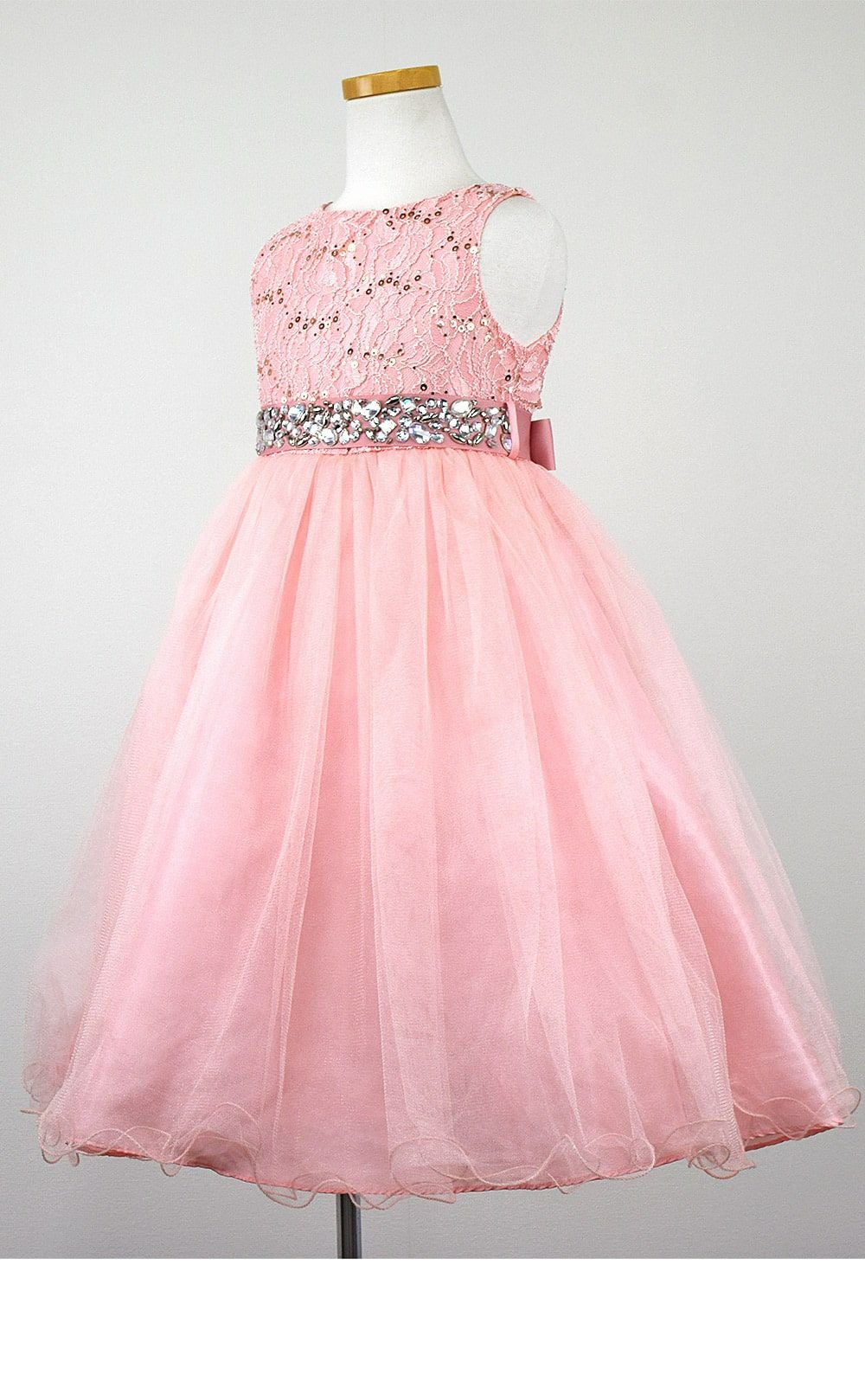 ピアノ発表会や結婚式にぴったりのカラーの女の子用キッズドレス。シンプルで美しいシルエットが魅力のAngel's Closetの子供ドレス レンタル商品（【レンタル】レース＆ラインストーンビジューベルトクリスタルチュール子供ドレス(MBK340)ブラッシュ）｜画像4