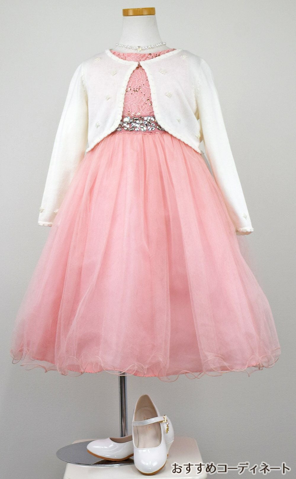 ピアノ発表会や結婚式にぴったりのカラーの女の子用キッズドレス。シンプルで美しいシルエットが魅力のAngel's Closetの子供ドレス レンタル商品（【レンタル】レース＆ラインストーンビジューベルトクリスタルチュール子供ドレス(MBK340)ブラッシュ）｜画像11