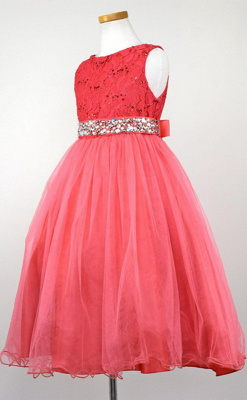 ピアノ発表会や結婚式にぴったりのカラーの女の子用キッズドレス。シンプルで美しいシルエットが魅力のAngel's Closetの子供ドレス レンタル商品（【レンタル】レース＆ラインストーンビジューベルトクリスタルチュール子供ドレス(MBK340)コーラル）｜画像4