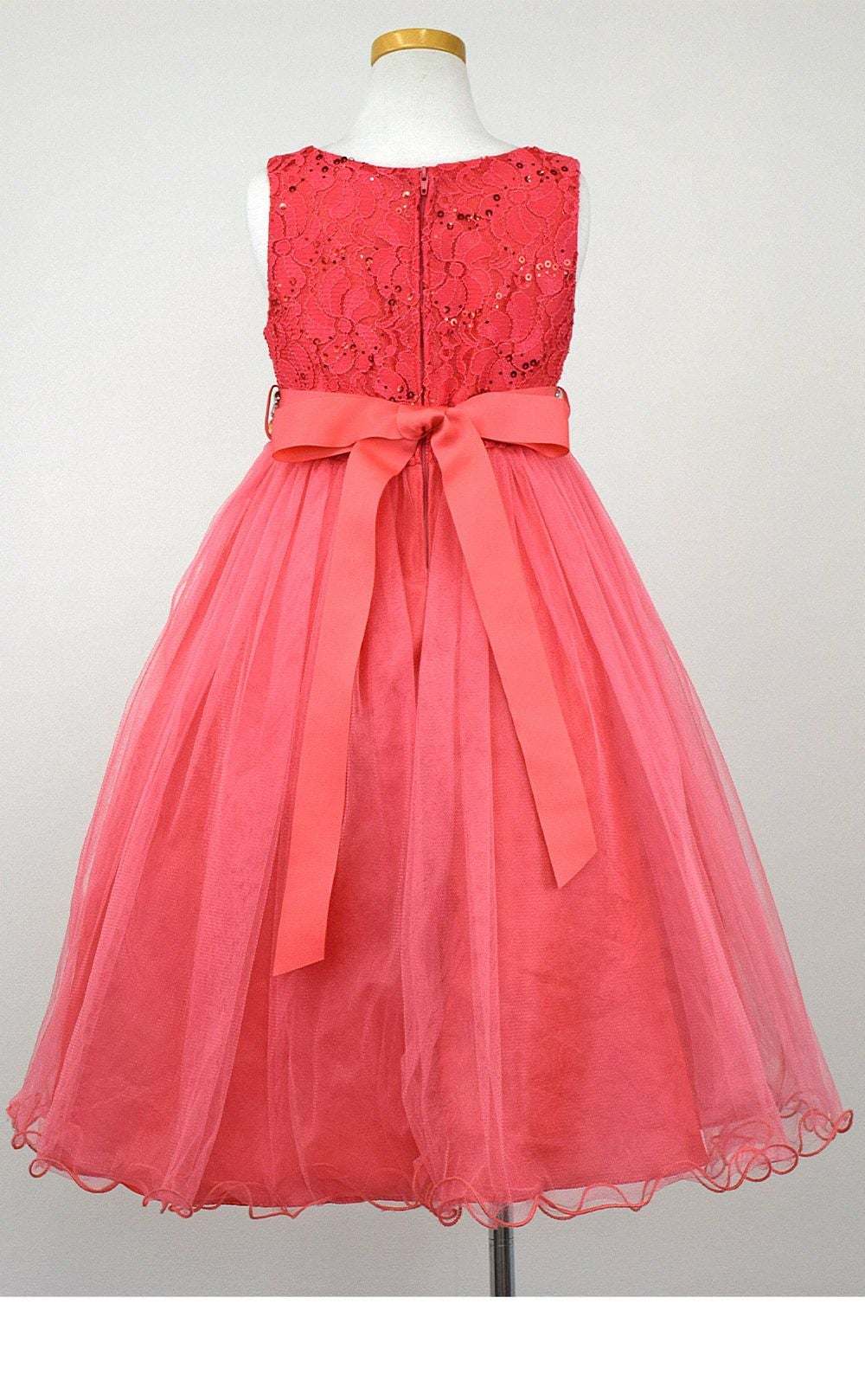 ピアノ発表会や結婚式にぴったりのカラーの女の子用キッズドレス。シンプルで美しいシルエットが魅力のAngel's Closetの子供ドレス レンタル商品（【レンタル】レース＆ラインストーンビジューベルトクリスタルチュール子供ドレス(MBK340)コーラル）｜画像5