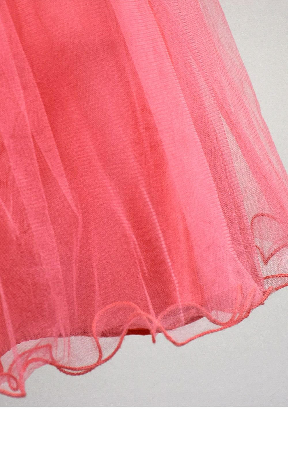 ピアノ発表会や結婚式にぴったりのカラーの女の子用キッズドレス。シンプルで美しいシルエットが魅力のAngel's Closetの子供ドレス レンタル商品（【レンタル】レース＆ラインストーンビジューベルトクリスタルチュール子供ドレス(MBK340)コーラル）｜画像6