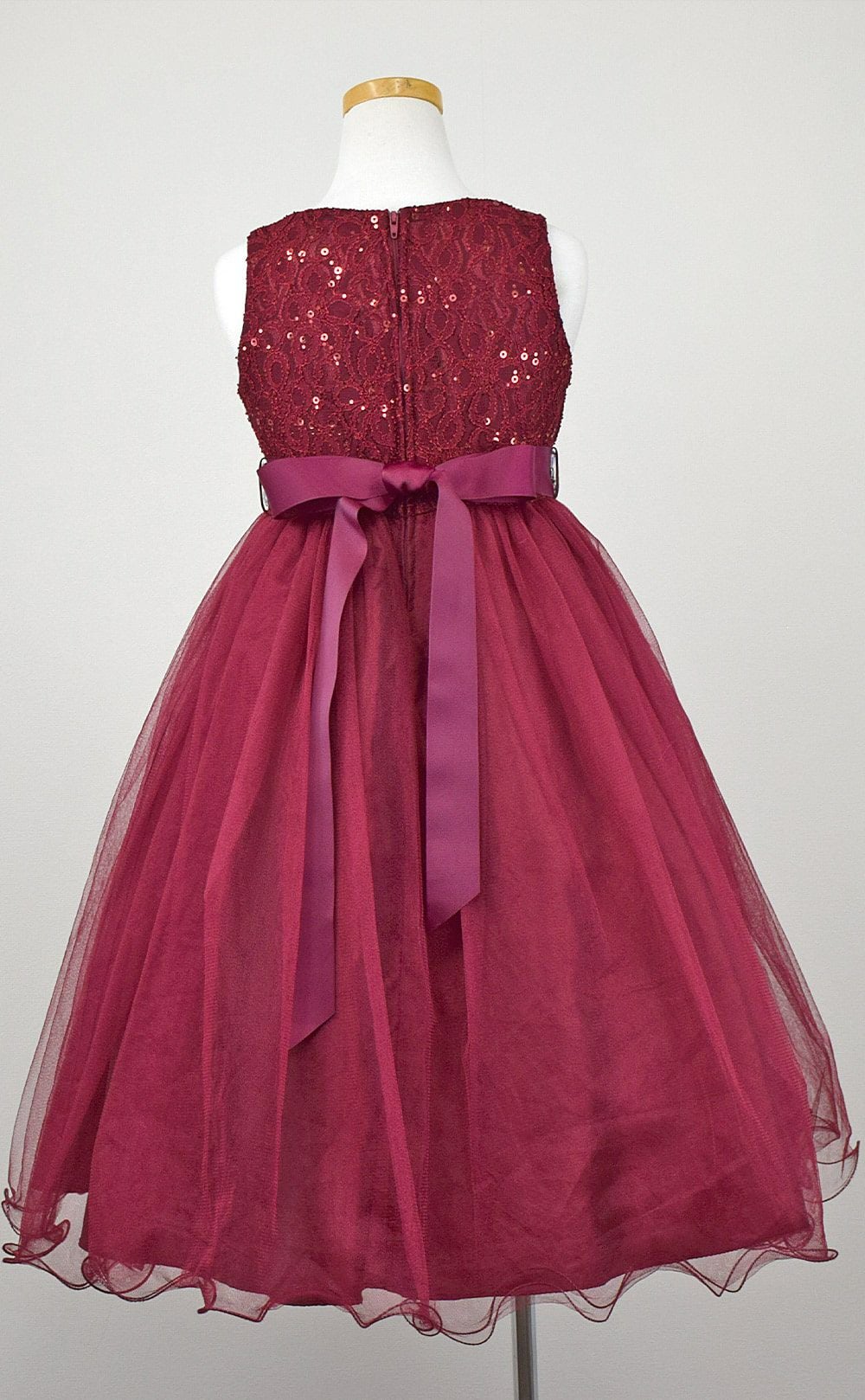 ピアノ発表会や結婚式にぴったりのカラーの女の子用キッズドレス。シンプルで美しいシルエットが魅力のAngel's Closetの子供ドレス レンタル商品（【レンタル】レース＆ラインストーンビジューベルトクリスタルチュール子供ドレス(MBK340)バーガンディー）｜画像5
