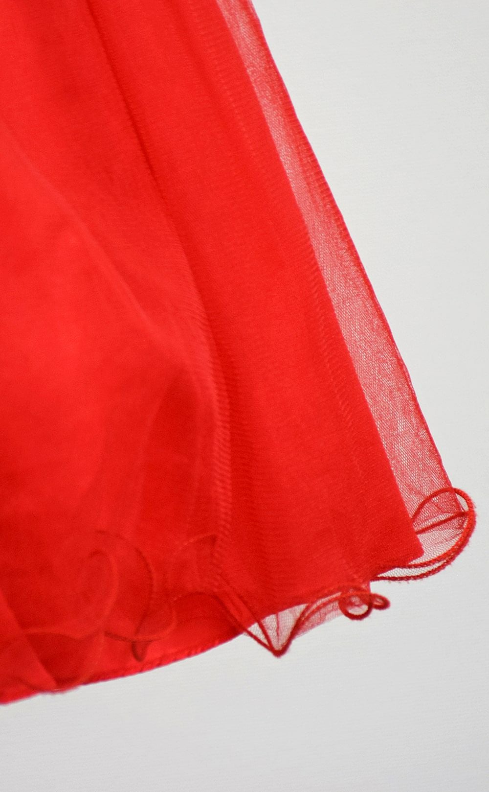 ピアノ発表会や結婚式にぴったりのカラーの女の子用キッズドレス。シンプルで美しいシルエットが魅力のAngel's Closetの子供ドレス レンタル商品（【レンタル】レース＆ラインストーンビジューベルトクリスタルチュール子供ドレス(MBK340)レッド）｜画像6