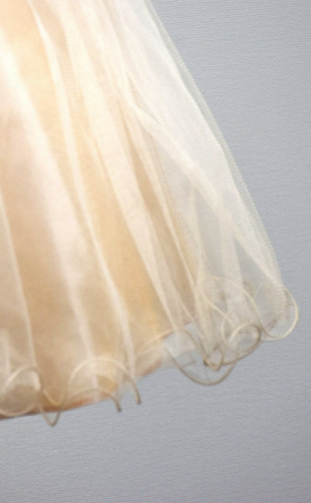 ピアノ発表会や結婚式にぴったりのカラーの女の子用キッズドレス。シンプルで美しいシルエットが魅力のAngel's Closetの子供ドレス レンタル商品（【レンタル】レース＆ラインストーンビジューベルトクリスタルチュール子供ドレス(MBK340)シャンパン）｜画像6