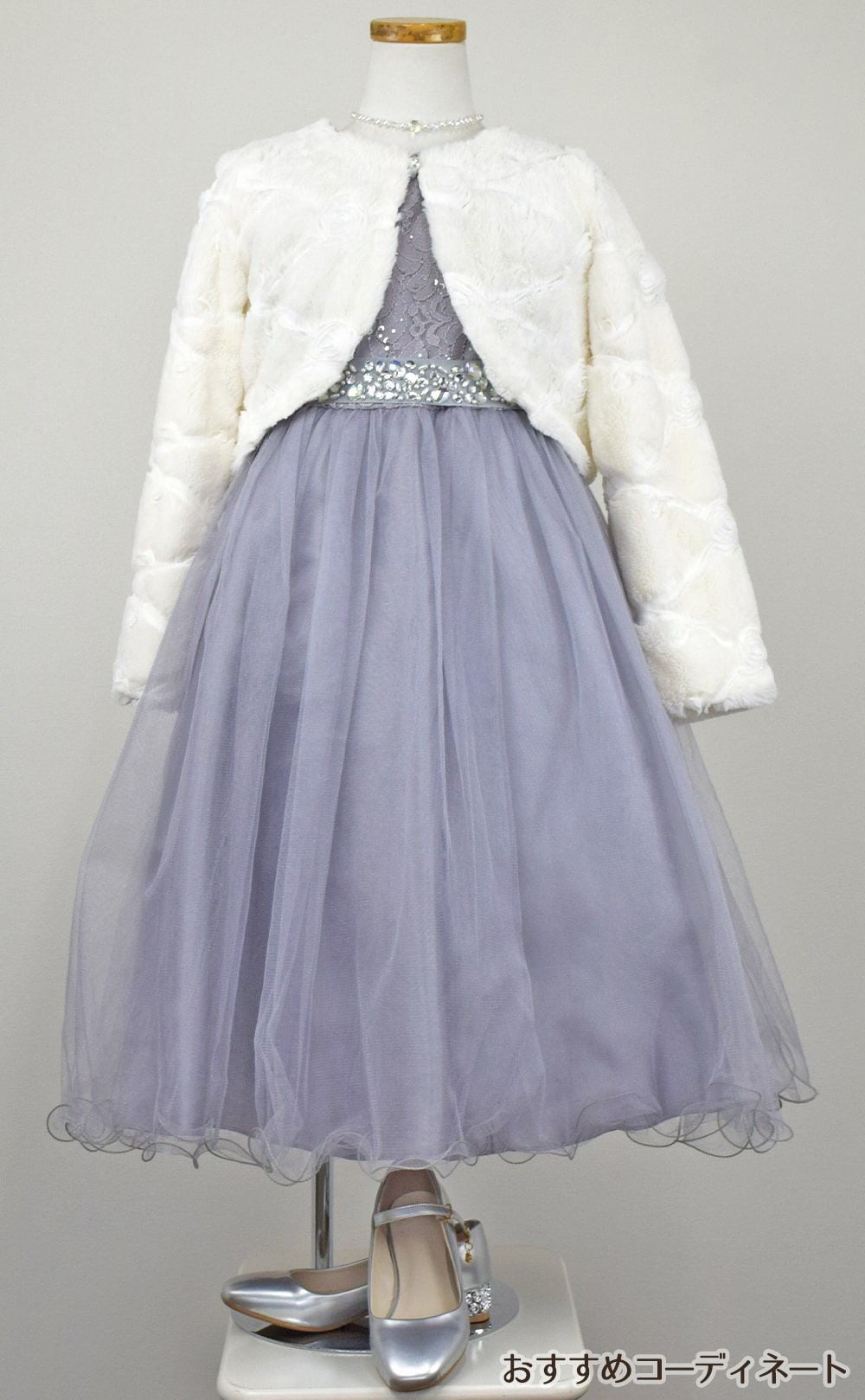 ピアノ発表会や結婚式にぴったりのカラーの女の子用キッズドレス。シンプルで美しいシルエットが魅力のAngel's Closetの子供ドレス レンタル商品（【レンタル】レース＆ラインストーンビジューベルトクリスタルチュール子供ドレス(MBK340)シルバー）｜画像12