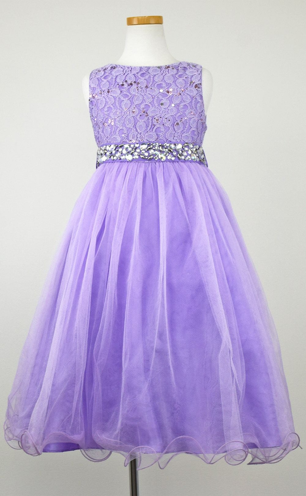 ピアノ発表会や結婚式にぴったりのライラックカラーの女の子用キッズドレス。シンプルで美しいシルエットが魅力のAngel's Closetの子供ドレス レンタル商品（【レンタル】レース＆ラインストーンビジューベルトクリスタルチュール子供ドレス(MBK340)ライラック）｜画像3