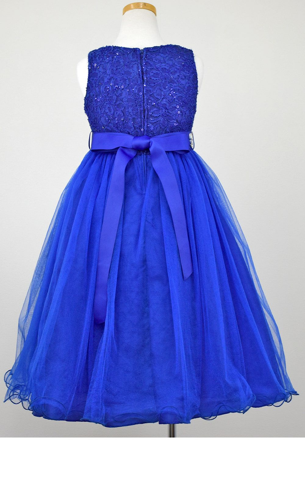 ピアノ発表会や結婚式にぴったりのブルーカラーの女の子用キッズドレス。シンプルで美しいシルエットが魅力のAngel's Closetの子供ドレス レンタル商品（【レンタル】レース＆ラインストーンビジューベルトクリスタルチュール子供ドレス(MBK340)ロイヤルブルー）｜画像5
