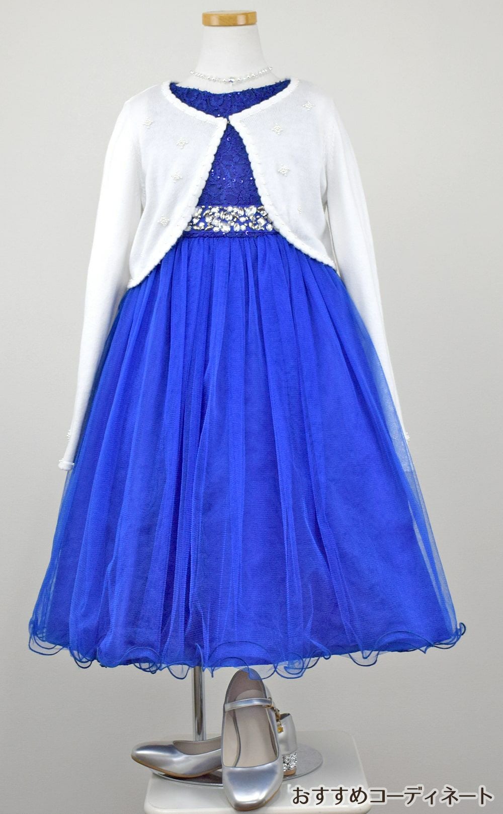 ピアノ発表会や結婚式にぴったりのブルーカラーの女の子用キッズドレス。シンプルで美しいシルエットが魅力のAngel's Closetの子供ドレス レンタル商品（【レンタル】レース＆ラインストーンビジューベルトクリスタルチュール子供ドレス(MBK340)ロイヤルブルー）｜画像11