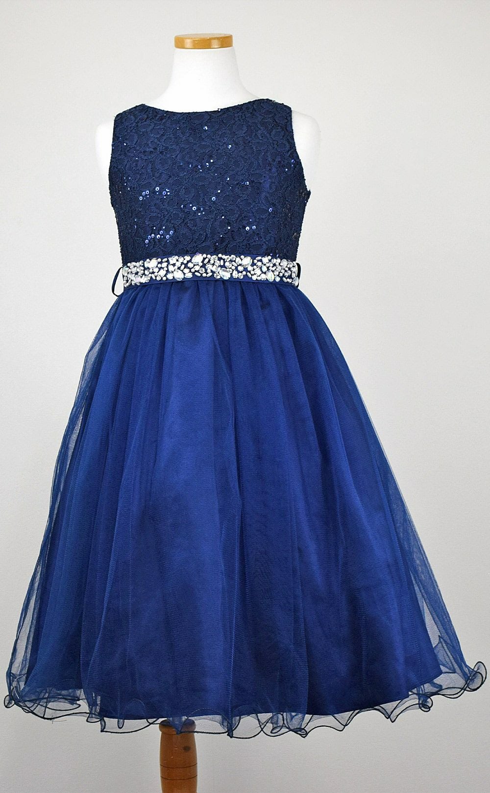 ピアノ発表会や結婚式にぴったりのネイビーカラーの女の子用キッズドレス。シンプルで美しいシルエットが魅力のAngel's Closetの子供ドレス レンタル商品（【レンタル】レース＆ラインストーンビジューベルトクリスタルチュール子供ドレス(MBK340)ネイビー）｜画像3