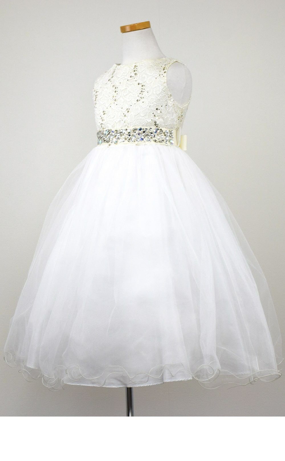 ピアノ発表会や結婚式にぴったりのカラーの女の子用キッズドレス。シンプルで美しいシルエットが魅力のAngel's Closetの子供ドレス レンタル商品（【レンタル】レース＆ラインストーンビジューベルトクリスタルチュール子供ドレス(MBK340)アイボリー）｜画像4