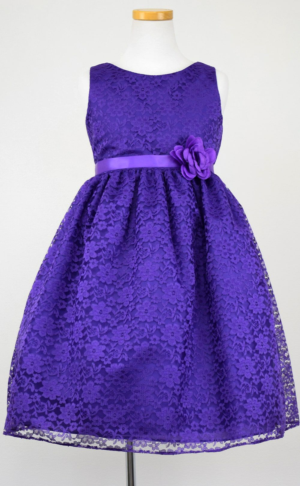ピアノ発表会や結婚式にぴったりのカラーの女の子用キッズドレス。シンプルで美しいシルエットが魅力のAngel's Closetの子供ドレス レンタル商品（【レンタル】フラワーレースサテンリボン子供ドレス(CCD749)パープル）｜画像3