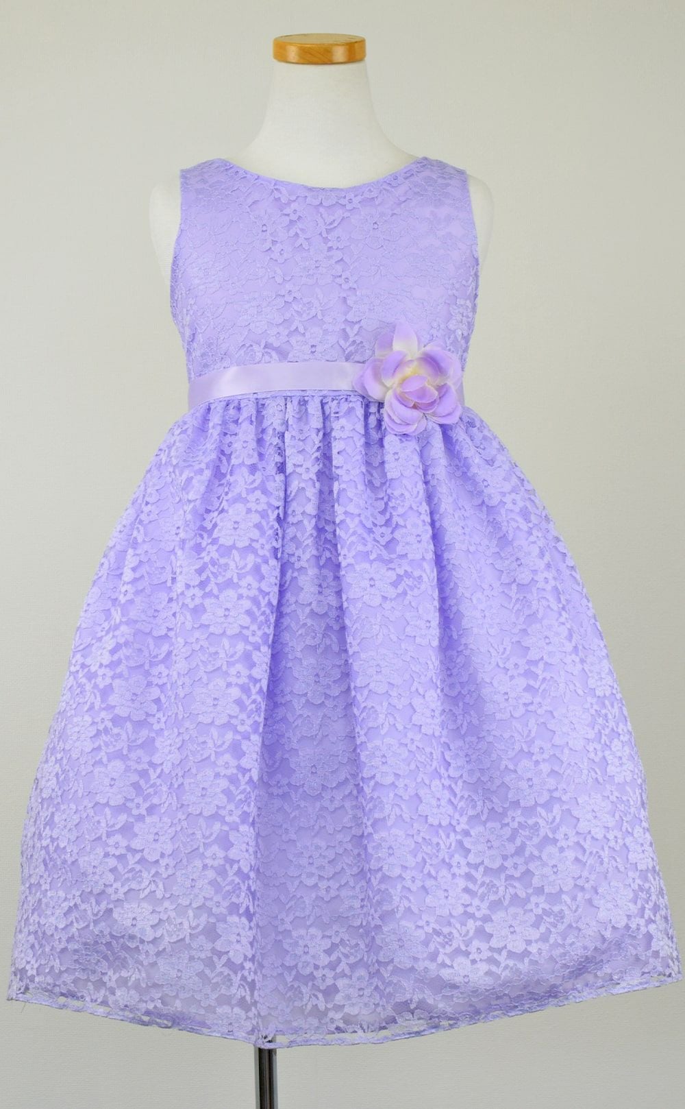 ピアノ発表会や結婚式にぴったりのライラックカラーの女の子用キッズドレス。シンプルで美しいシルエットが魅力のAngel's Closetの子供ドレス レンタル商品（【レンタル】フラワーレースサテンリボン子供ドレス(CCD749)ライラック）｜画像3