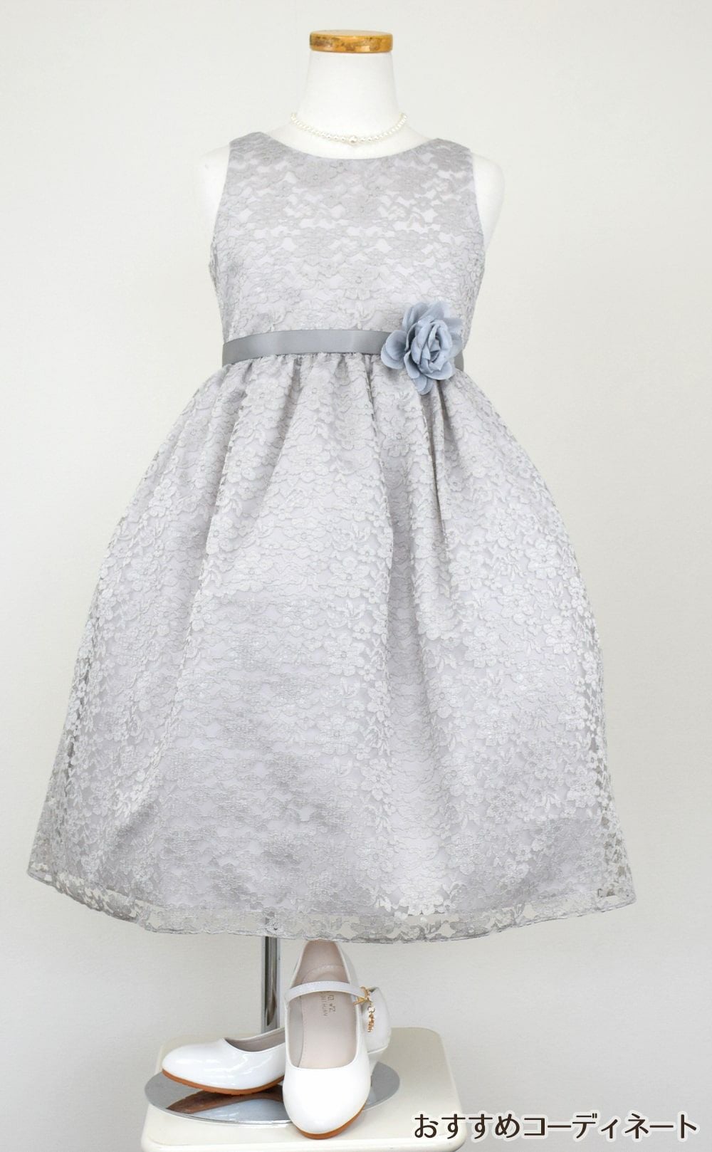 ピアノ発表会や結婚式にぴったりのカラーの女の子用キッズドレス。シンプルで美しいシルエットが魅力のAngel's Closetの子供ドレス レンタル商品（【レンタル】フラワーレースサテンリボン子供ドレス(CCD749)シルバー）｜画像9