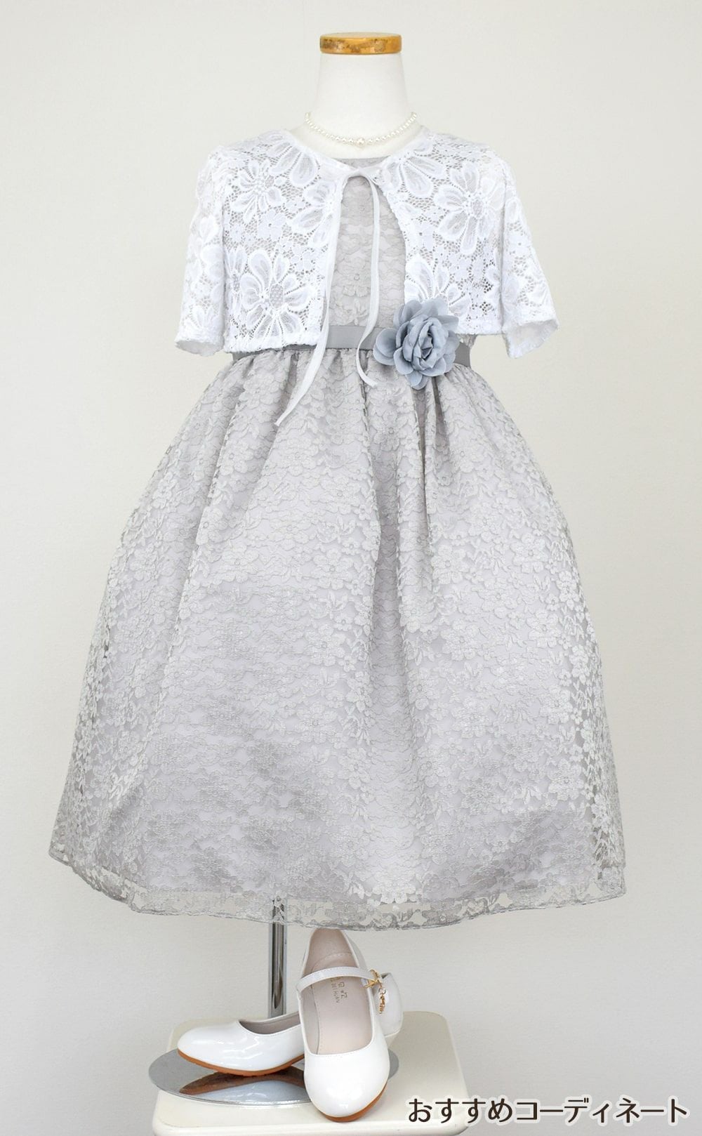 ピアノ発表会や結婚式にぴったりのカラーの女の子用キッズドレス。シンプルで美しいシルエットが魅力のAngel's Closetの子供ドレス レンタル商品（【レンタル】フラワーレースサテンリボン子供ドレス(CCD749)シルバー）｜画像10