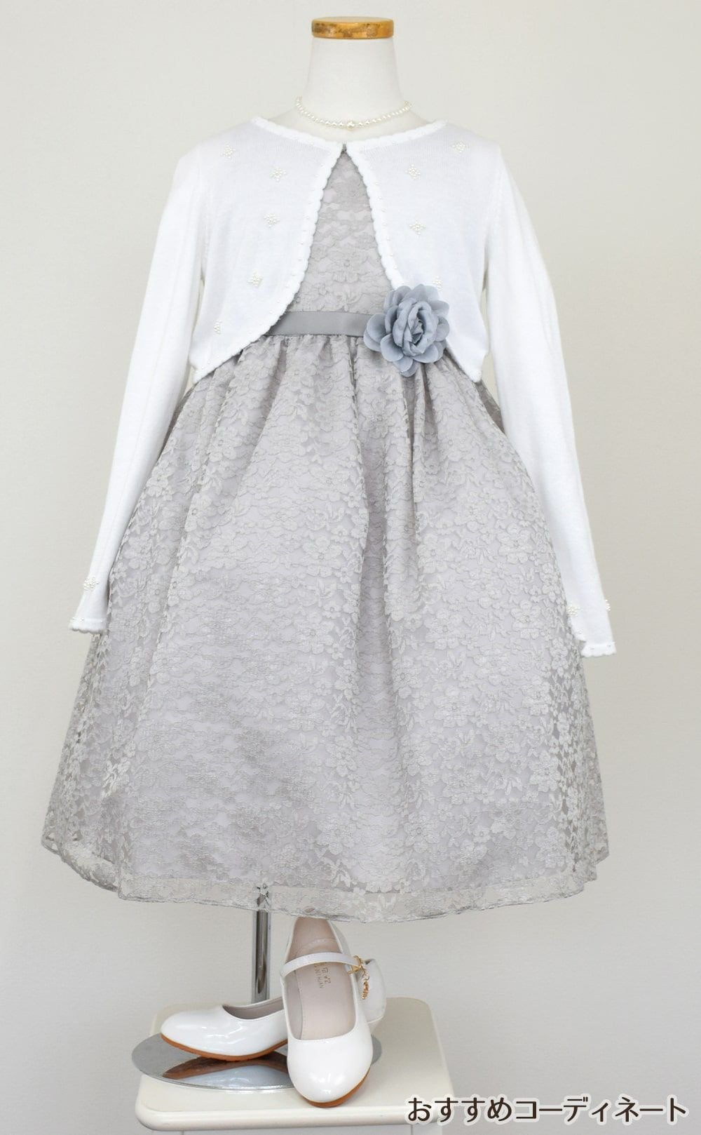 ピアノ発表会や結婚式にぴったりのカラーの女の子用キッズドレス。シンプルで美しいシルエットが魅力のAngel's Closetの子供ドレス レンタル商品（【レンタル】フラワーレースサテンリボン子供ドレス(CCD749)シルバー）｜画像11