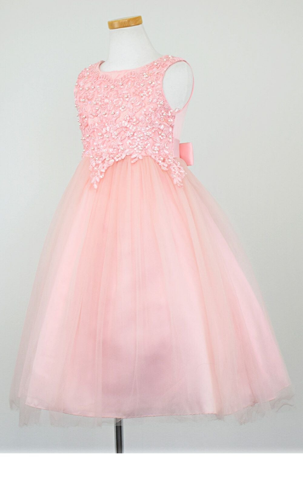 ピアノ発表会や結婚式にぴったりのピンクカラーの女の子用キッズドレス。シンプルで美しいシルエットが魅力のAngel's Closetの子供ドレス レンタル商品（【レンタル】パールスパンコールスーパーエレガントチュール子供ドレス(cdc5008)ブラッシュピンク）｜画像4