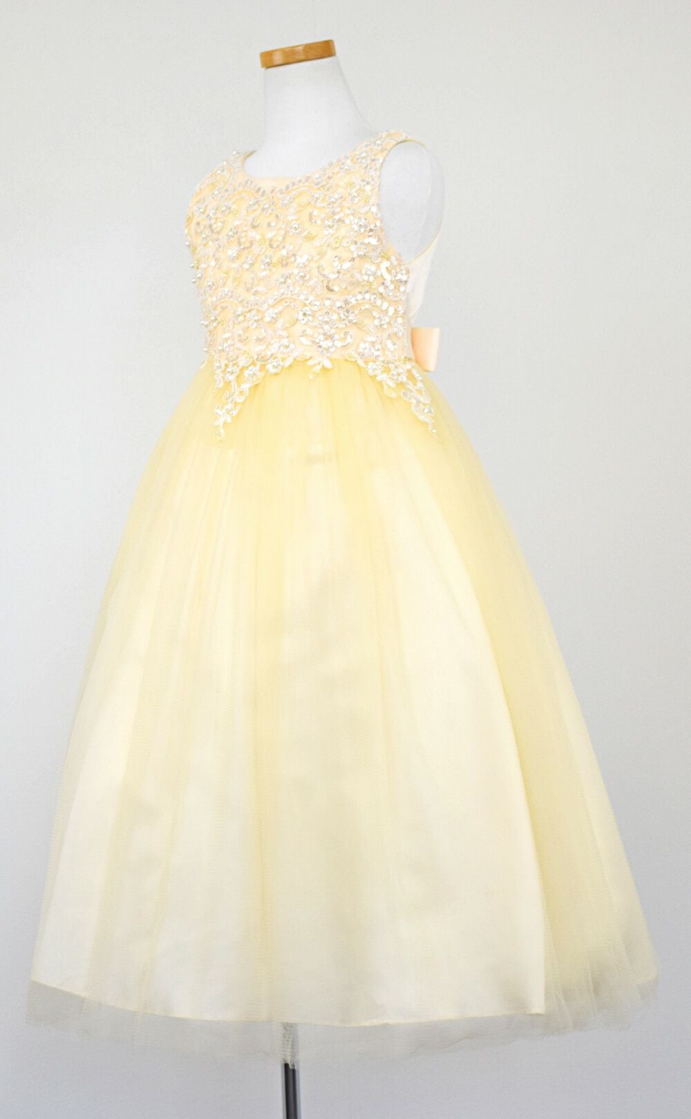 ピアノ発表会や結婚式にぴったりのカラーの女の子用キッズドレス。シンプルで美しいシルエットが魅力のAngel's Closetの子供ドレス レンタル商品（【レンタル】パールスパンコールスーパーエレガントチュール子供ドレス(cdc5008)シャンパン）｜画像4