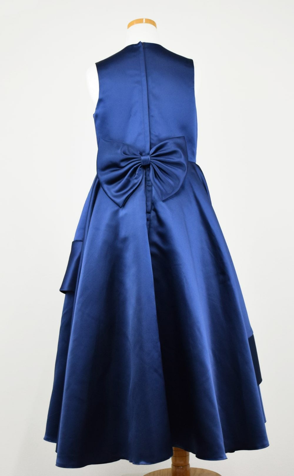 ピアノ発表会や結婚式にぴったりのネイビーカラーの女の子用キッズドレス。シンプルで美しいシルエットが魅力のAngel's Closetの子供ドレス レンタル商品（【レンタル】クラシカルサテンプリンセスロング子供ドレスA(yp005a)ネイビー）｜画像5