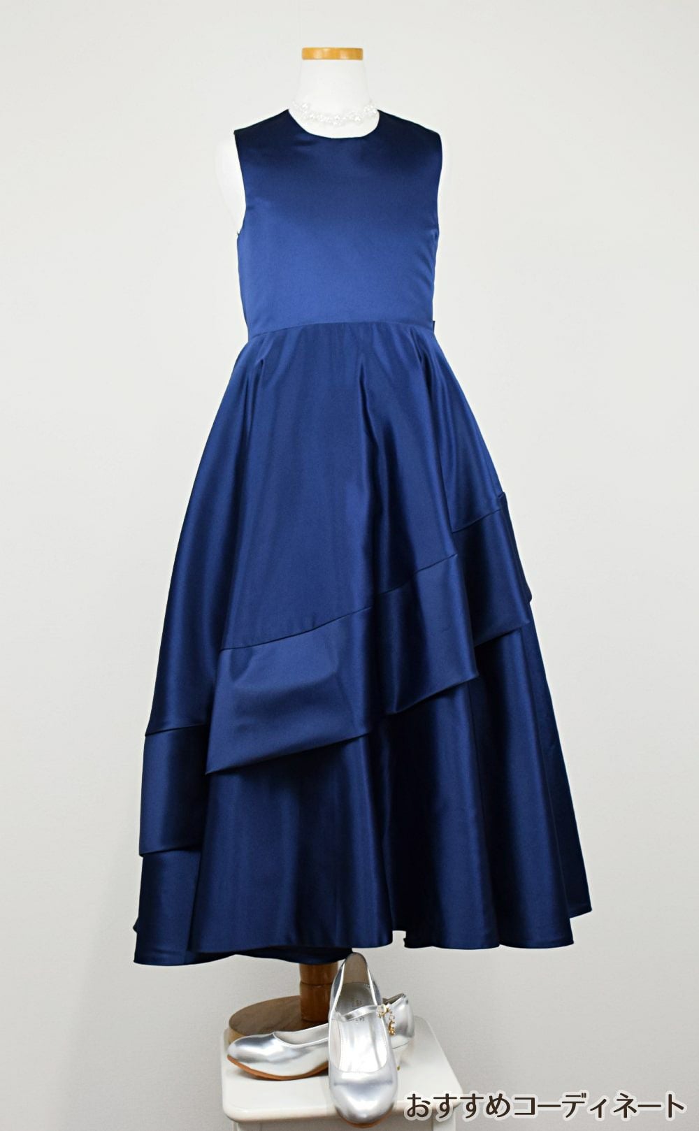 ピアノ発表会や結婚式にぴったりのネイビーカラーの女の子用キッズドレス。シンプルで美しいシルエットが魅力のAngel's Closetの子供ドレス レンタル商品（【レンタル】クラシカルサテンプリンセスロング子供ドレスA(yp005a)ネイビー）｜画像9