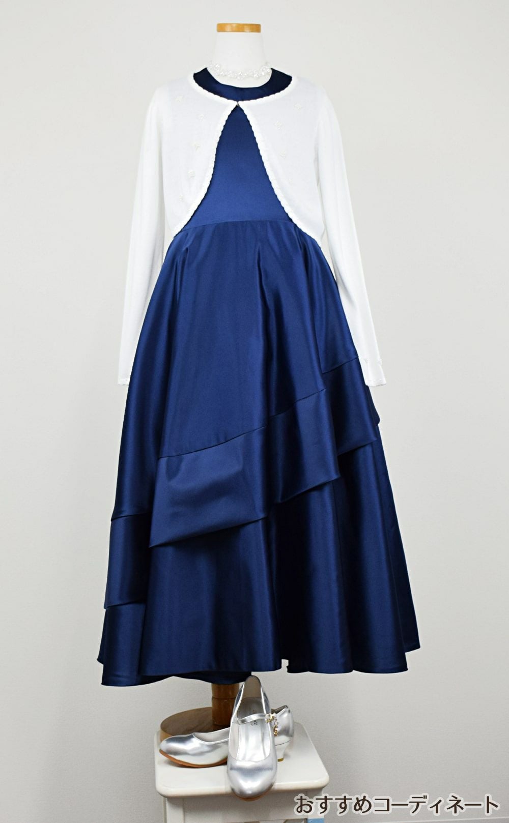 ピアノ発表会や結婚式にぴったりのネイビーカラーの女の子用キッズドレス。シンプルで美しいシルエットが魅力のAngel's Closetの子供ドレス レンタル商品（【レンタル】クラシカルサテンプリンセスロング子供ドレスA(yp005a)ネイビー）｜画像11