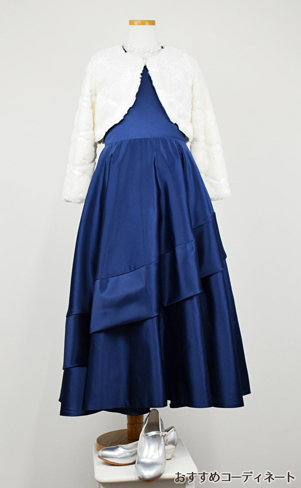 ピアノ発表会や結婚式にぴったりのネイビーカラーの女の子用キッズドレス。シンプルで美しいシルエットが魅力のAngel's Closetの子供ドレス レンタル商品（【レンタル】クラシカルサテンプリンセスロング子供ドレスA(yp005a)ネイビー）｜画像12