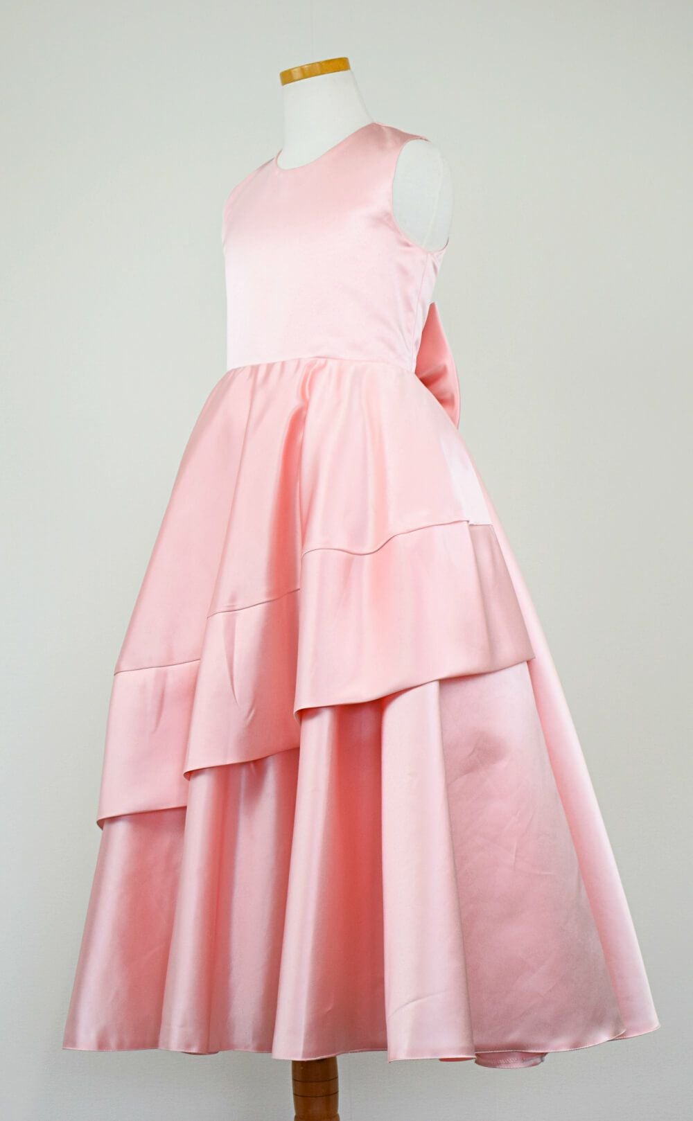 ピアノ発表会や結婚式にぴったりのピンクカラーの女の子用キッズドレス。シンプルで美しいシルエットが魅力のAngel's Closetの子供ドレス レンタル商品（【レンタル】クラシカルサテンプリンセスロング子供ドレスA(yp005a)ライトピンク）｜画像4