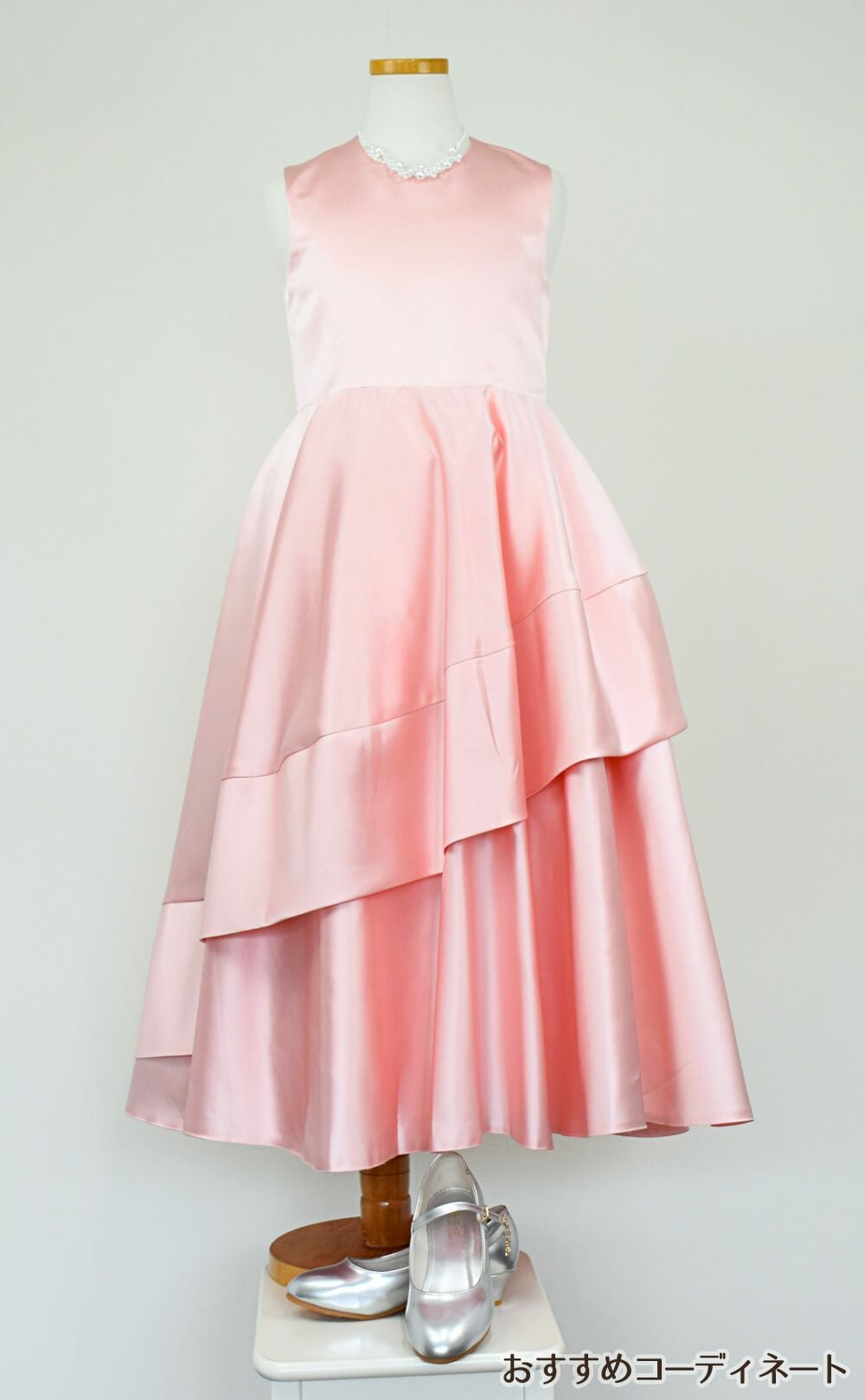 ピアノ発表会や結婚式にぴったりのピンクカラーの女の子用キッズドレス。シンプルで美しいシルエットが魅力のAngel's Closetの子供ドレス レンタル商品（【レンタル】クラシカルサテンプリンセスロング子供ドレスA(yp005a)ライトピンク）｜画像9