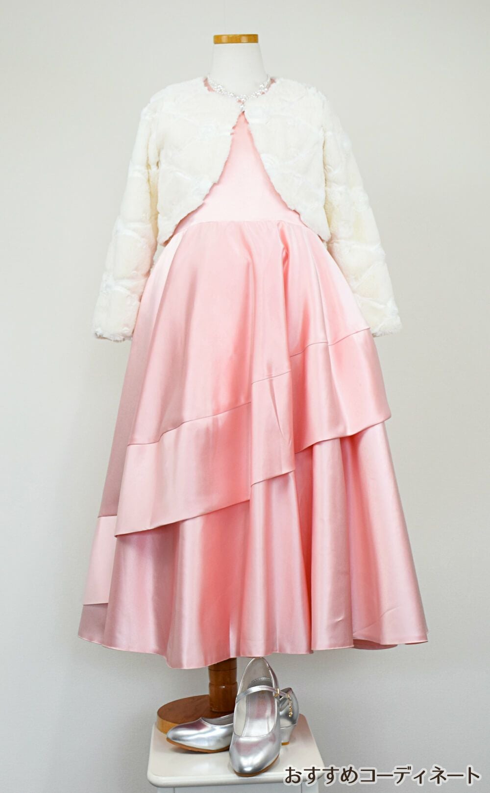 ピアノ発表会や結婚式にぴったりのピンクカラーの女の子用キッズドレス。シンプルで美しいシルエットが魅力のAngel's Closetの子供ドレス レンタル商品（【レンタル】クラシカルサテンプリンセスロング子供ドレスA(yp005a)ライトピンク）｜画像12