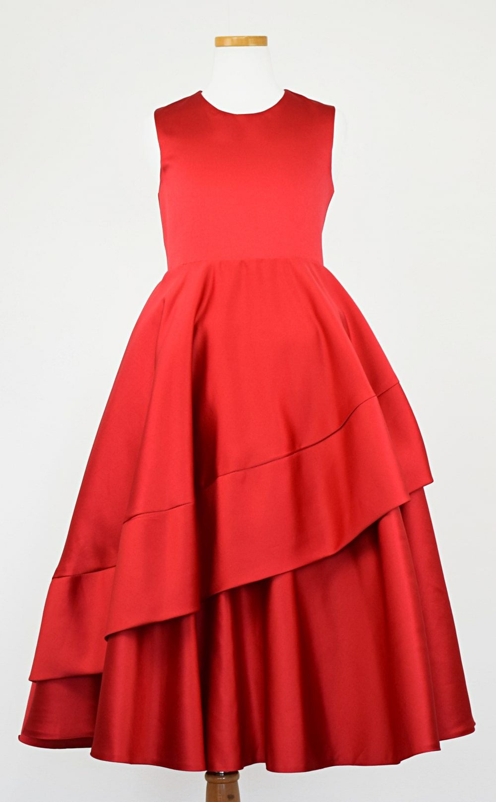 ピアノ発表会や結婚式にぴったりのカラーの女の子用キッズドレス。シンプルで美しいシルエットが魅力のAngel's Closetの子供ドレス レンタル商品（【レンタル】クラシカルサテンプリンセスロング子供ドレスA(yp005a)レッド）｜画像3