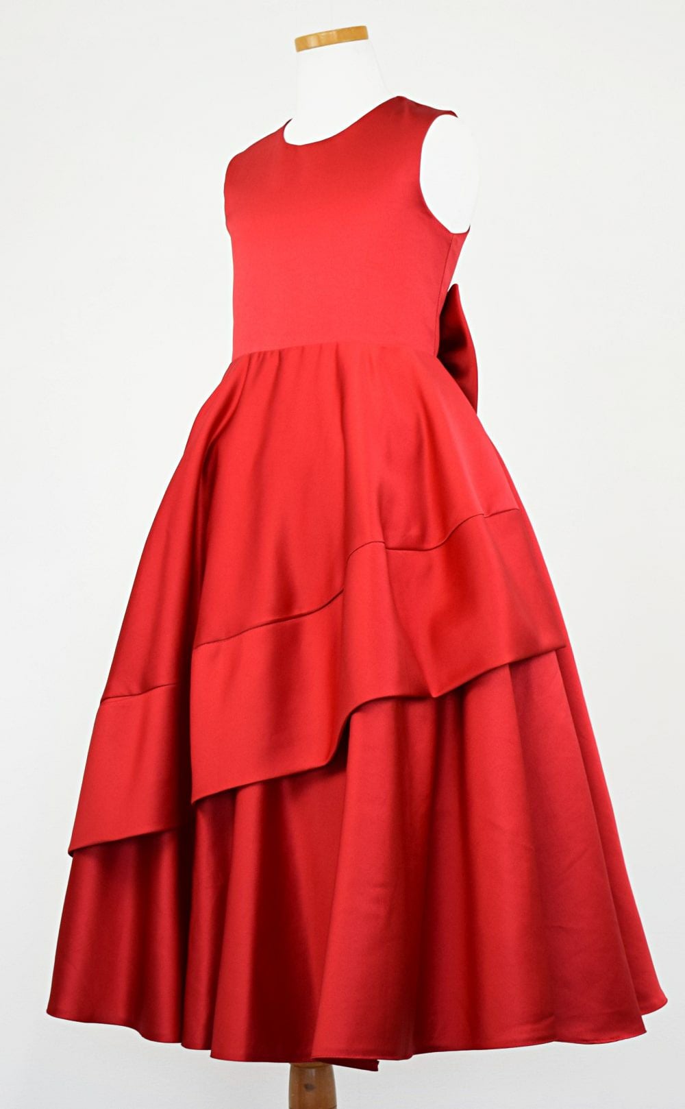 ピアノ発表会や結婚式にぴったりのカラーの女の子用キッズドレス。シンプルで美しいシルエットが魅力のAngel's Closetの子供ドレス レンタル商品（【レンタル】クラシカルサテンプリンセスロング子供ドレスA(yp005a)レッド）｜画像4