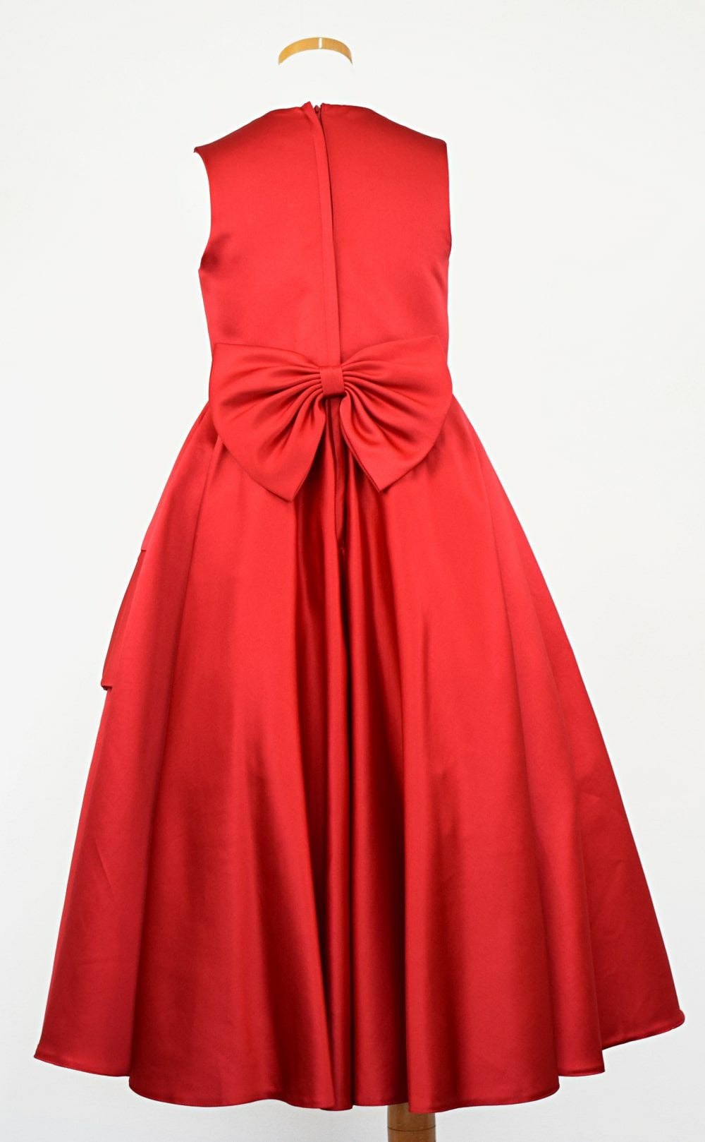 ピアノ発表会や結婚式にぴったりのカラーの女の子用キッズドレス。シンプルで美しいシルエットが魅力のAngel's Closetの子供ドレス レンタル商品（【レンタル】クラシカルサテンプリンセスロング子供ドレスA(yp005a)レッド）｜画像5