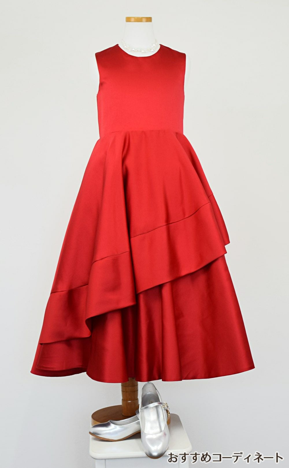 ピアノ発表会や結婚式にぴったりのカラーの女の子用キッズドレス。シンプルで美しいシルエットが魅力のAngel's Closetの子供ドレス レンタル商品（【レンタル】クラシカルサテンプリンセスロング子供ドレスA(yp005a)レッド）｜画像9