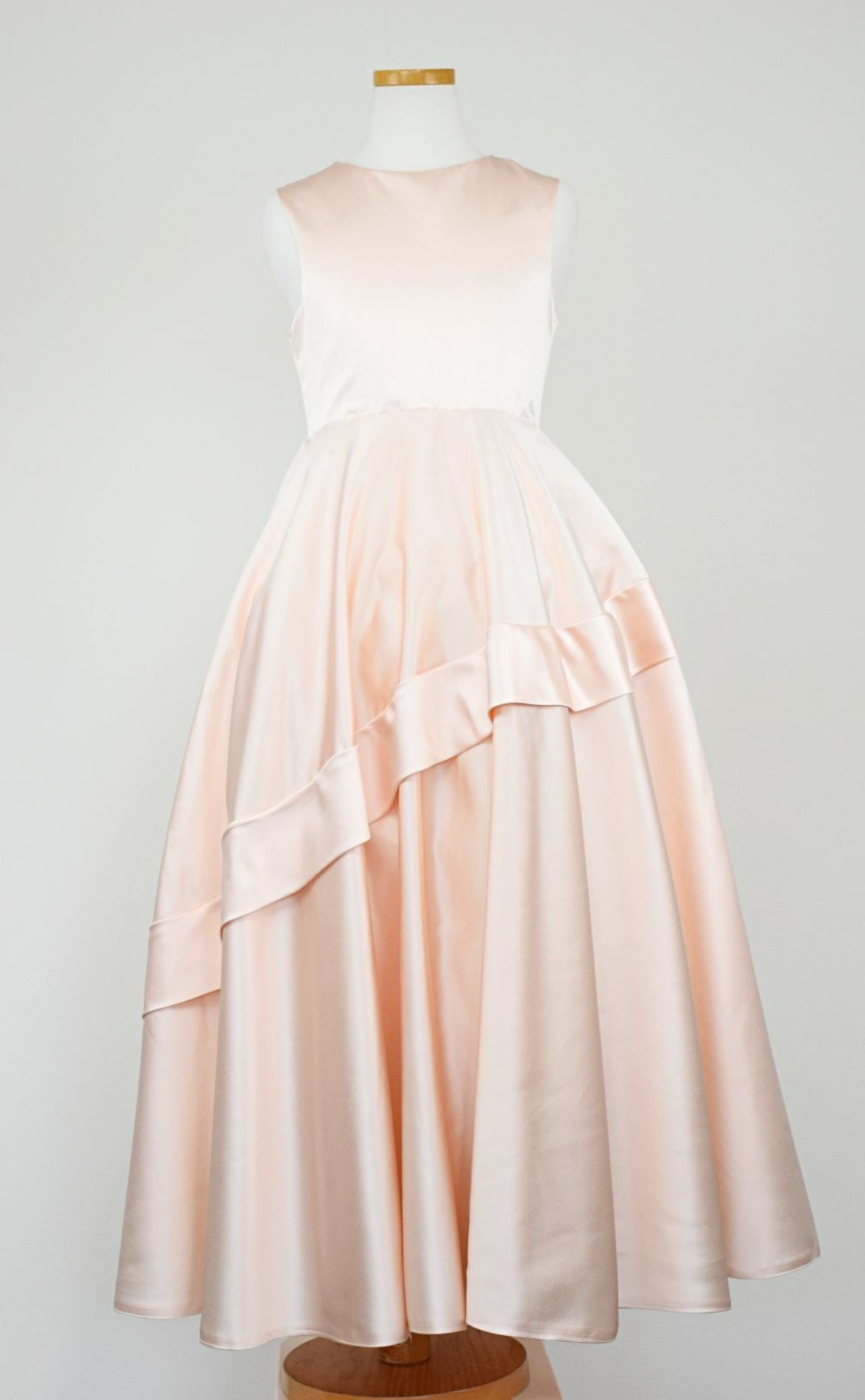 ピアノ発表会や結婚式にぴったりのカラーの女の子用キッズドレス。シンプルで美しいシルエットが魅力のAngel's Closetの子供ドレス レンタル商品（【レンタル】クラシカルサテンプリンセスロング子供ドレスA(yp005a)シャンパン）｜画像3