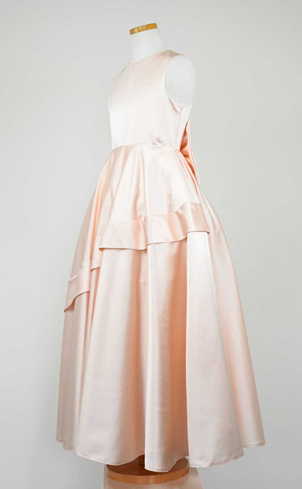ピアノ発表会や結婚式にぴったりのカラーの女の子用キッズドレス。シンプルで美しいシルエットが魅力のAngel's Closetの子供ドレス レンタル商品（【レンタル】クラシカルサテンプリンセスロング子供ドレスA(yp005a)シャンパン）｜画像4