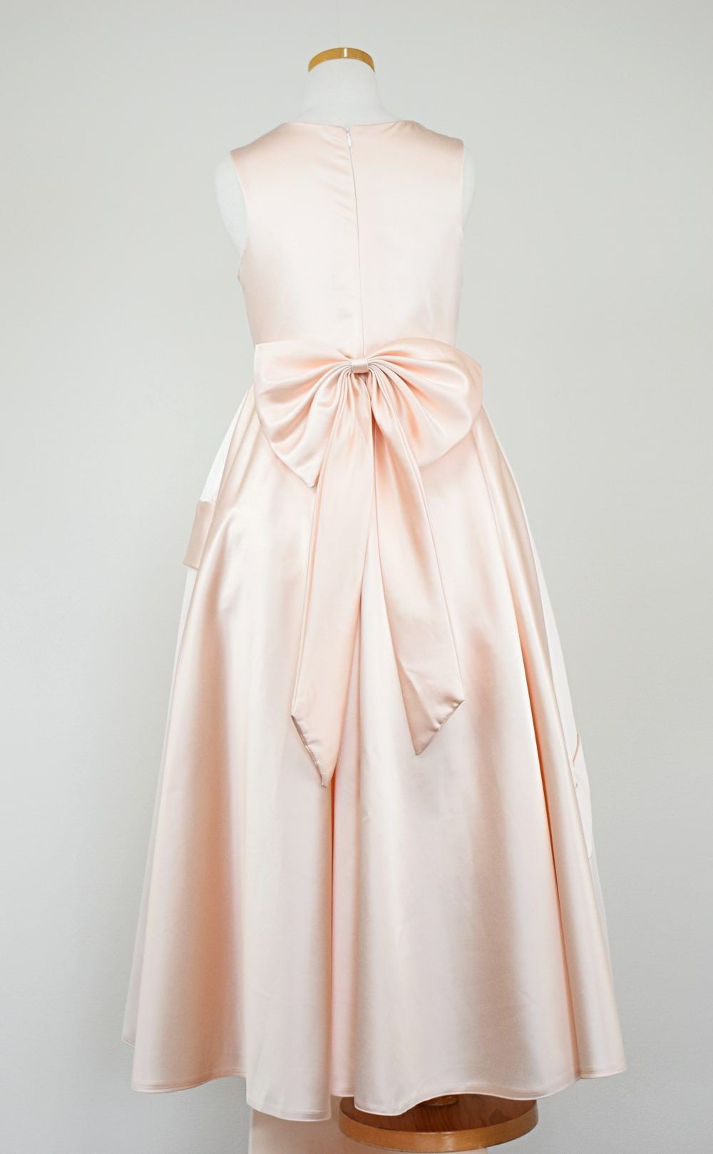 ピアノ発表会や結婚式にぴったりのカラーの女の子用キッズドレス。シンプルで美しいシルエットが魅力のAngel's Closetの子供ドレス レンタル商品（【レンタル】クラシカルサテンプリンセスロング子供ドレスA(yp005a)シャンパン）｜画像5