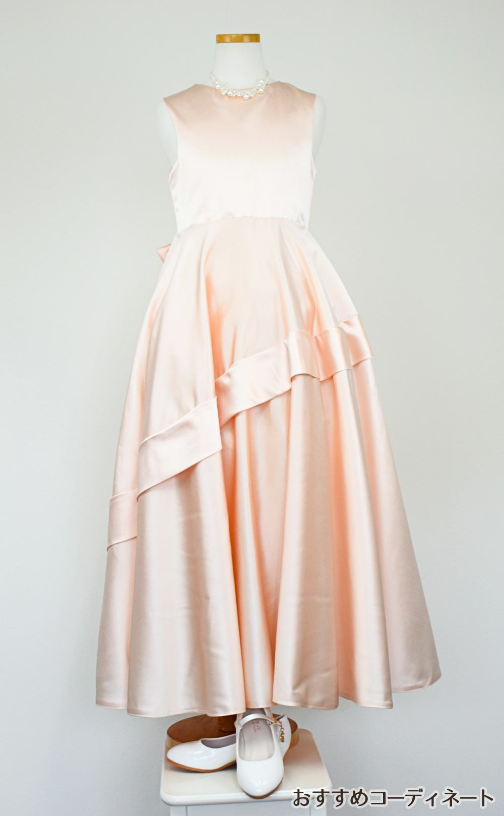 ピアノ発表会や結婚式にぴったりのカラーの女の子用キッズドレス。シンプルで美しいシルエットが魅力のAngel's Closetの子供ドレス レンタル商品（【レンタル】クラシカルサテンプリンセスロング子供ドレスA(yp005a)シャンパン）｜画像9