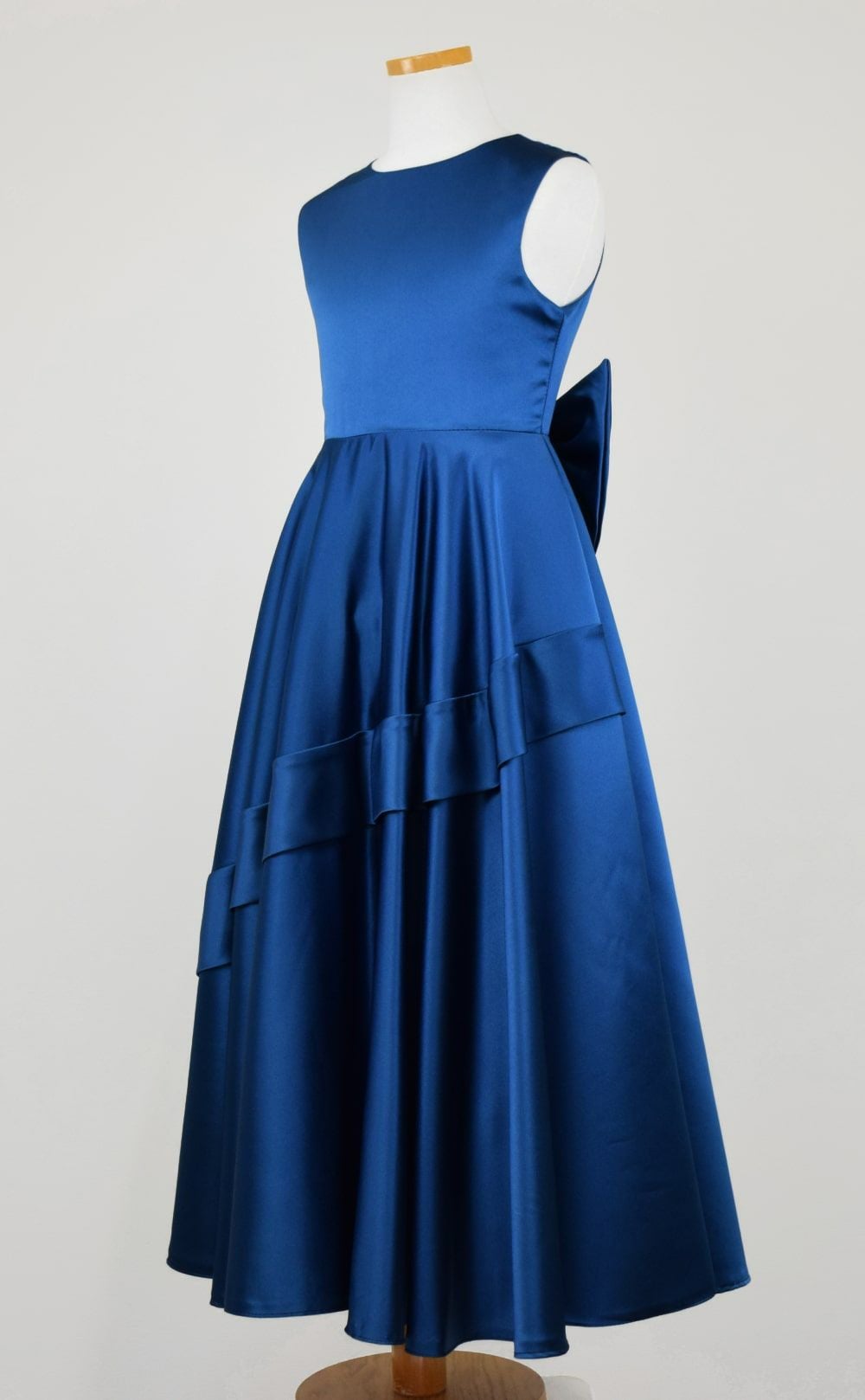 ピアノ発表会や結婚式にぴったりのネイビーカラーの女の子用キッズドレス。シンプルで美しいシルエットが魅力のAngel's Closetの子供ドレス レンタル商品（【レンタル】クラシカルサテンプリンセスロング子供ドレスB(yp005b)ライトネイビー）｜画像4