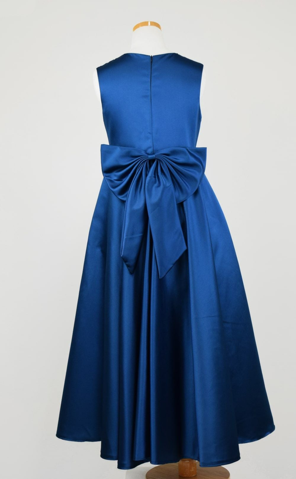 ピアノ発表会や結婚式にぴったりのネイビーカラーの女の子用キッズドレス。シンプルで美しいシルエットが魅力のAngel's Closetの子供ドレス レンタル商品（【レンタル】クラシカルサテンプリンセスロング子供ドレスB(yp005b)ライトネイビー）｜画像5