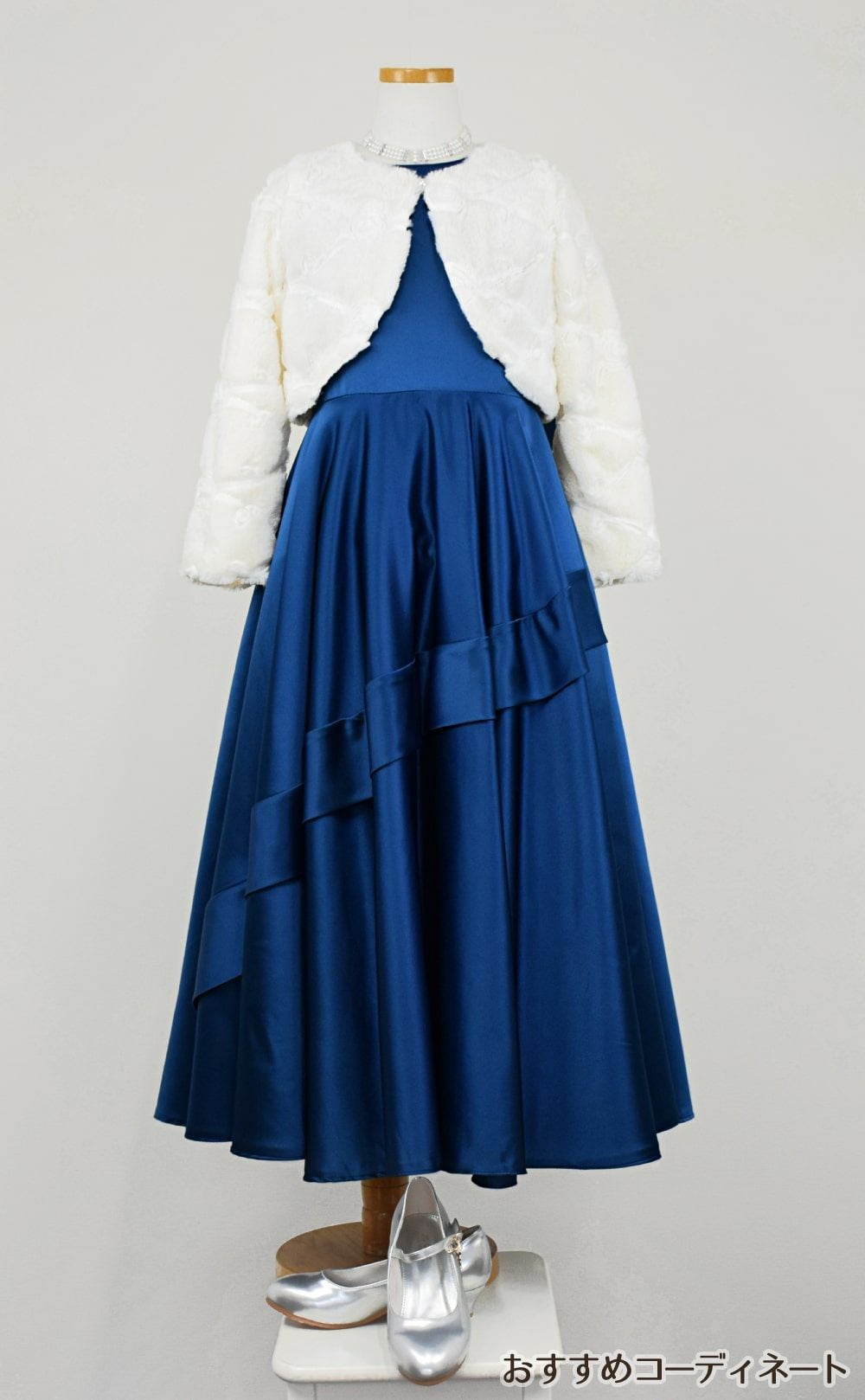 ピアノ発表会や結婚式にぴったりのネイビーカラーの女の子用キッズドレス。シンプルで美しいシルエットが魅力のAngel's Closetの子供ドレス レンタル商品（【レンタル】クラシカルサテンプリンセスロング子供ドレスB(yp005b)ライトネイビー）｜画像12