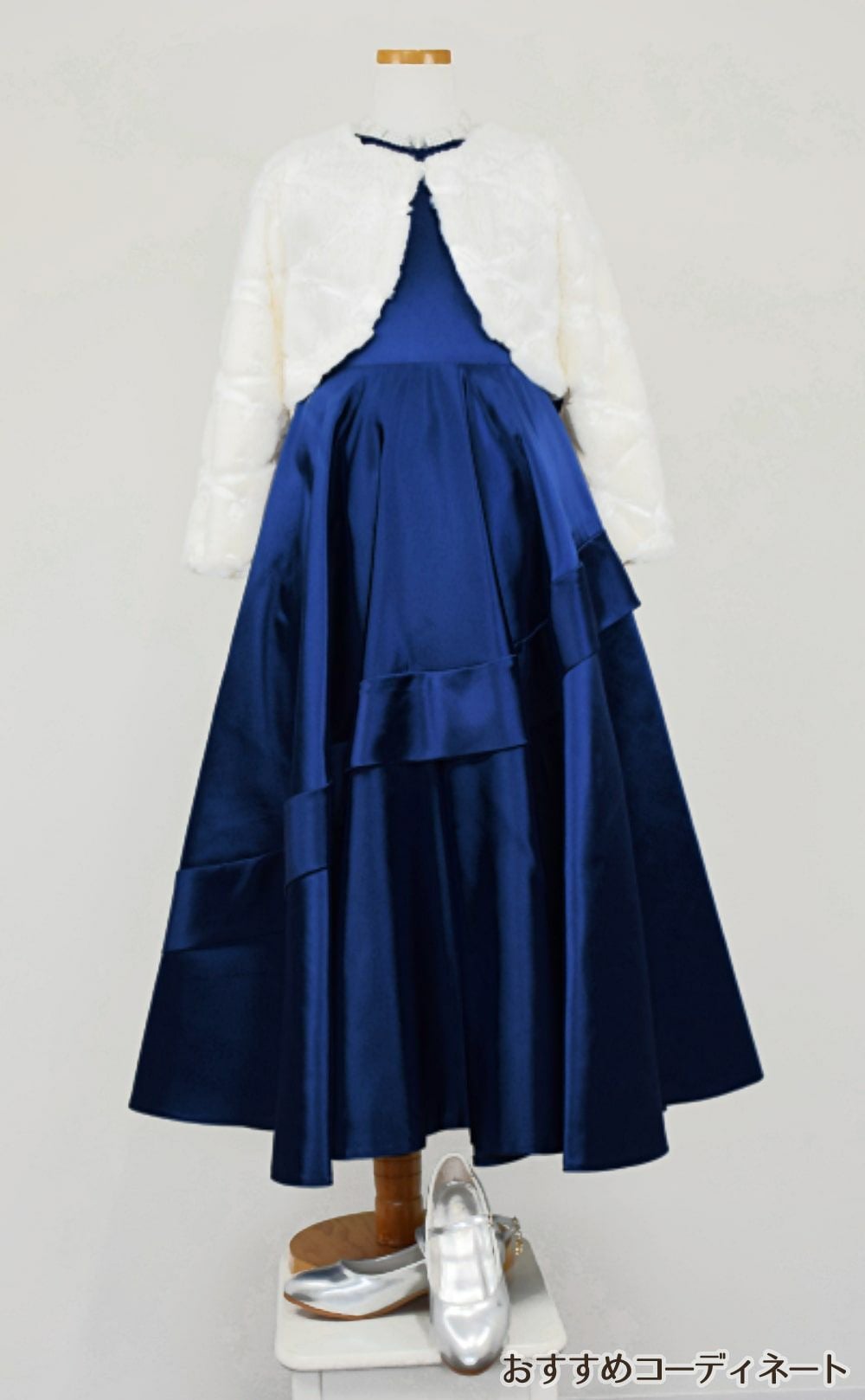 ピアノ発表会や結婚式にぴったりのネイビーカラーの女の子用キッズドレス。シンプルで美しいシルエットが魅力のAngel's Closetの子供ドレス レンタル商品（【レンタル】クラシカルサテンプリンセスロング子供ドレスB(yp005b)ネイビー）｜画像11