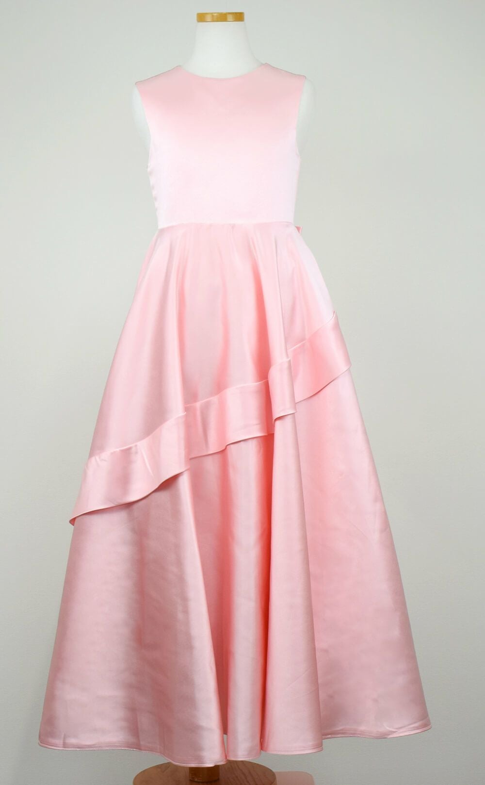 ピアノ発表会や結婚式にぴったりのピンクカラーの女の子用キッズドレス。シンプルで美しいシルエットが魅力のAngel's Closetの子供ドレス レンタル商品（【レンタル】クラシカルサテンプリンセスロング子供ドレスB(yp005b)ライトピンク）｜画像3