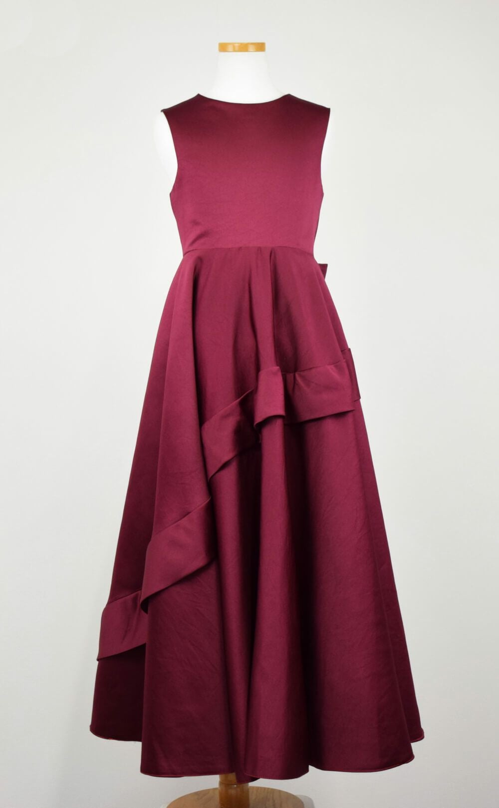 ピアノ発表会や結婚式にぴったりのカラーの女の子用キッズドレス。シンプルで美しいシルエットが魅力のAngel's Closetの子供ドレス レンタル商品（【レンタル】クラシカルサテンプリンセスロング子供ドレスB(yp005b)バーガンディー）｜画像3