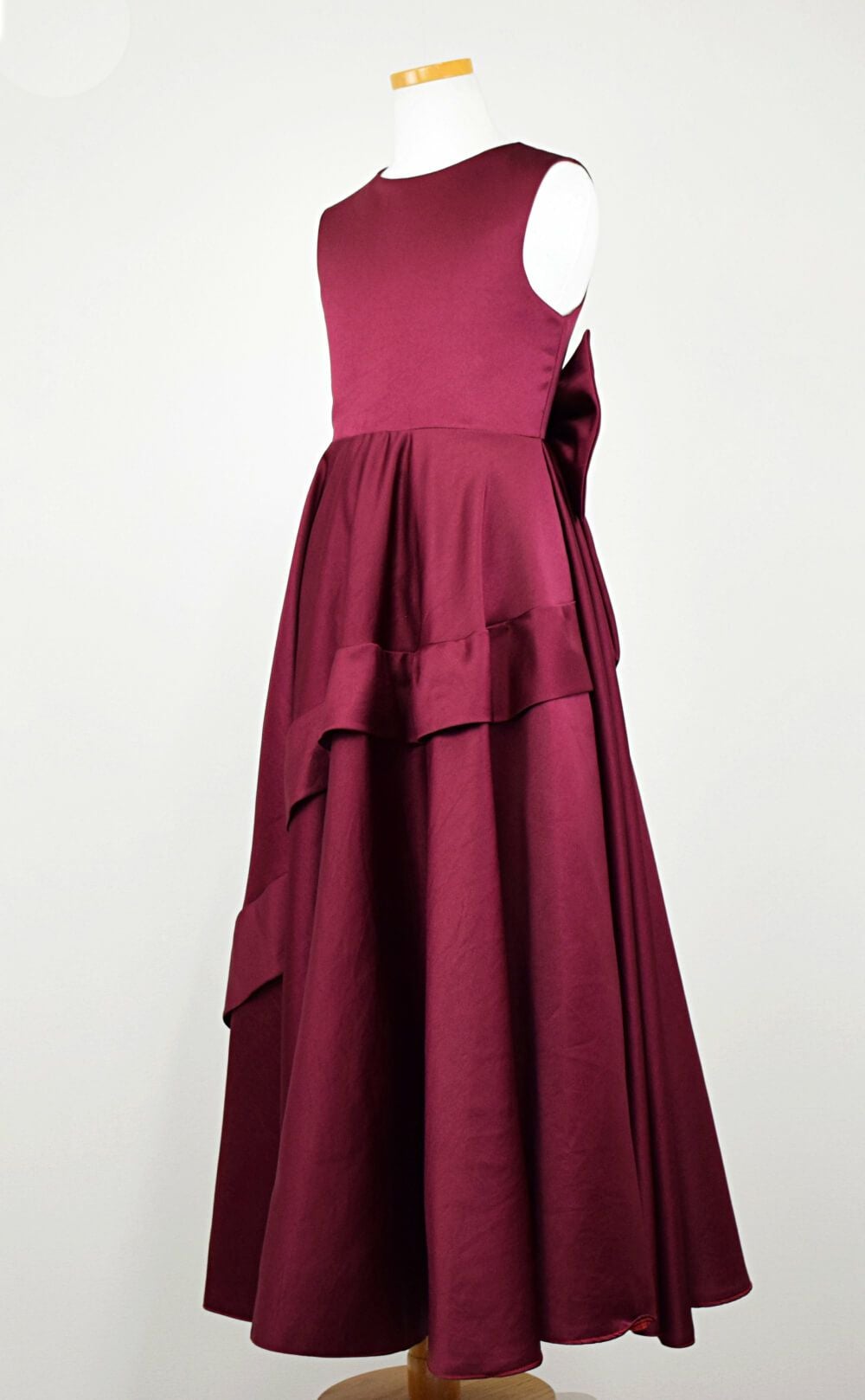 ピアノ発表会や結婚式にぴったりのカラーの女の子用キッズドレス。シンプルで美しいシルエットが魅力のAngel's Closetの子供ドレス レンタル商品（【レンタル】クラシカルサテンプリンセスロング子供ドレスB(yp005b)バーガンディー）｜画像4