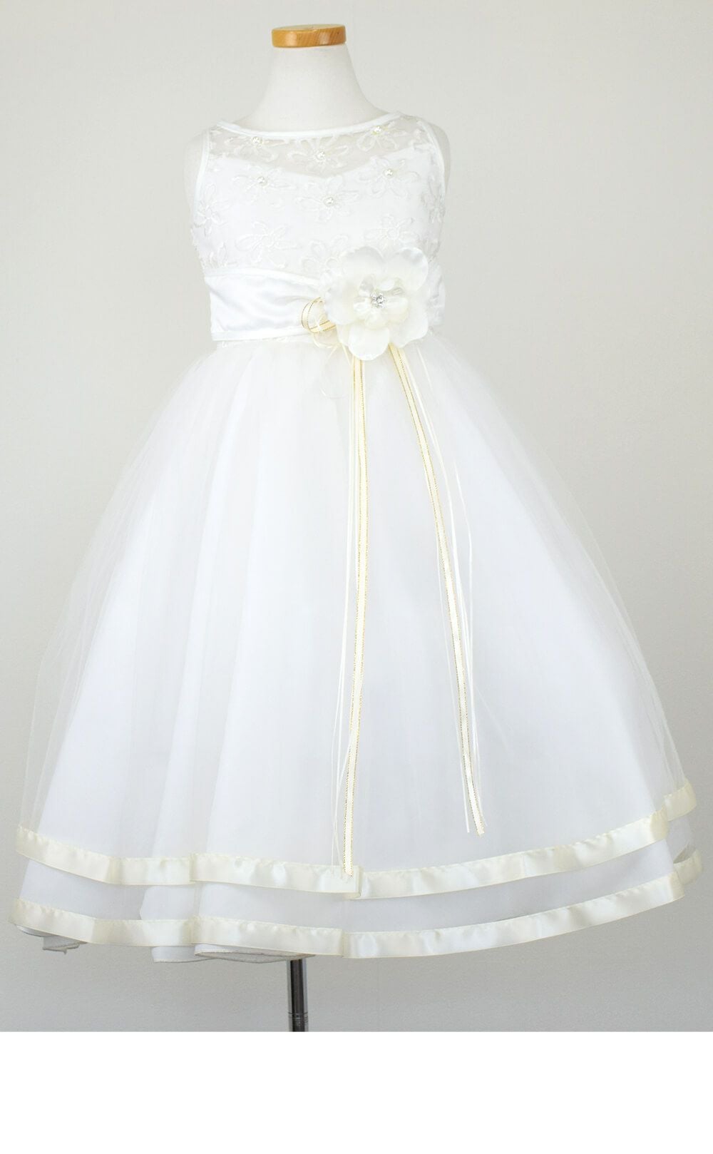 ピアノ発表会や結婚式にぴったりのホワイトカラーの女の子用キッズドレス。シンプルで美しいシルエットが魅力のAngel's Closetの子供ドレス レンタル商品（【レンタル】ロマンス(rmc)オフホワイト）｜画像3