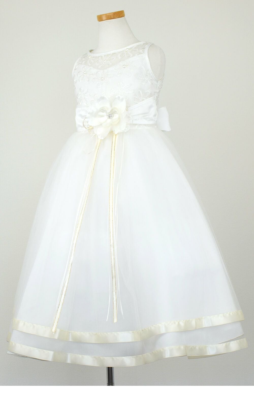 ピアノ発表会や結婚式にぴったりのホワイトカラーの女の子用キッズドレス。シンプルで美しいシルエットが魅力のAngel's Closetの子供ドレス レンタル商品（【レンタル】ロマンス(rmc)オフホワイト）｜画像4