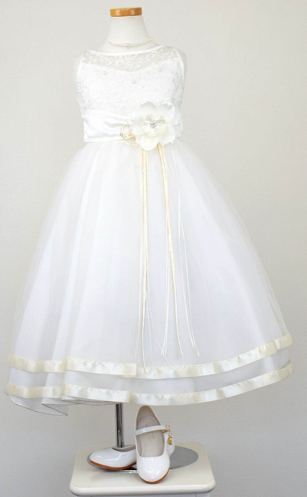 ピアノ発表会や結婚式にぴったりのホワイトカラーの女の子用キッズドレス。シンプルで美しいシルエットが魅力のAngel's Closetの子供ドレス レンタル商品（【レンタル】ロマンス(rmc)オフホワイト）｜画像9