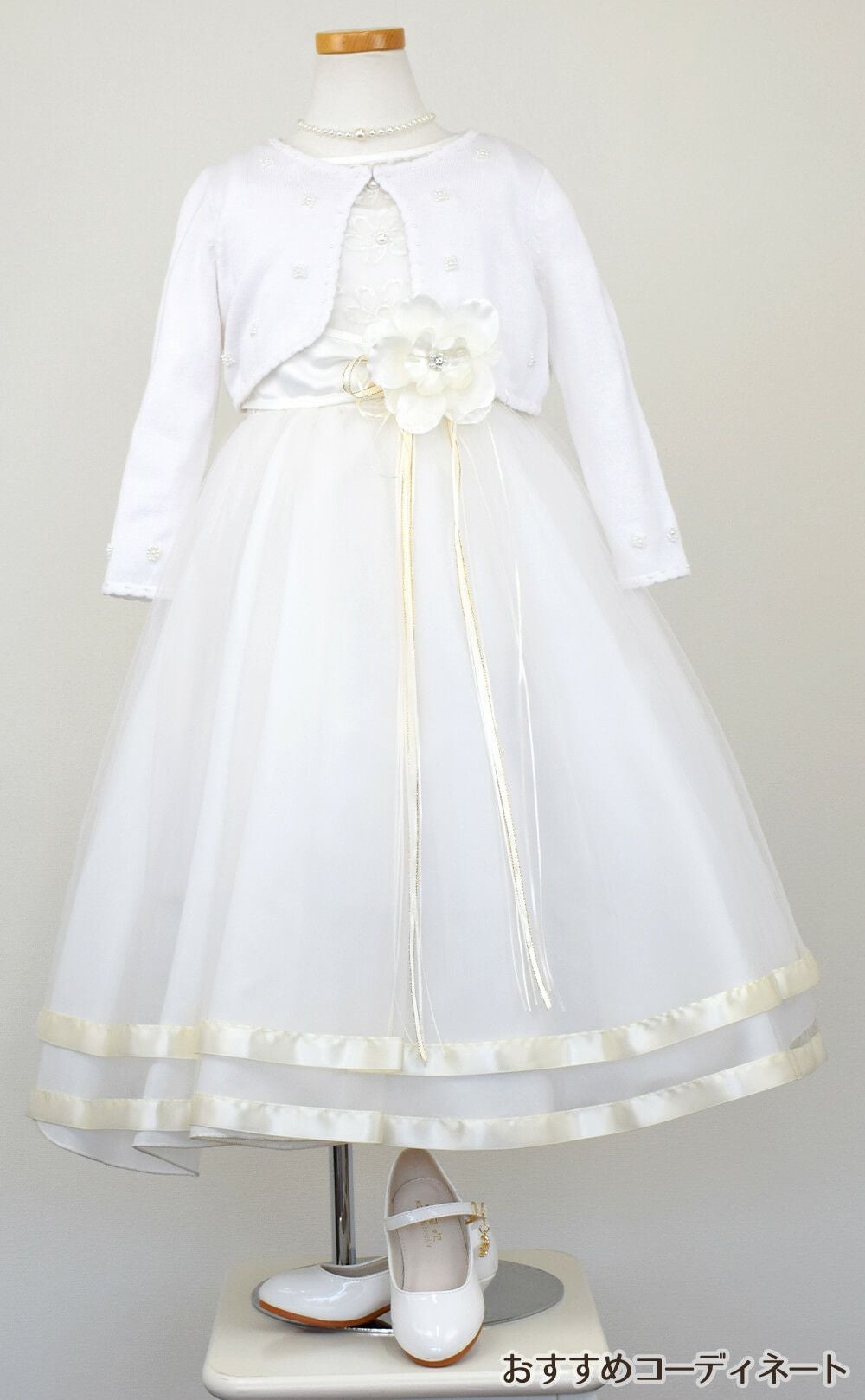 ピアノ発表会や結婚式にぴったりのホワイトカラーの女の子用キッズドレス。シンプルで美しいシルエットが魅力のAngel's Closetの子供ドレス レンタル商品（【レンタル】ロマンス(rmc)オフホワイト）｜画像11