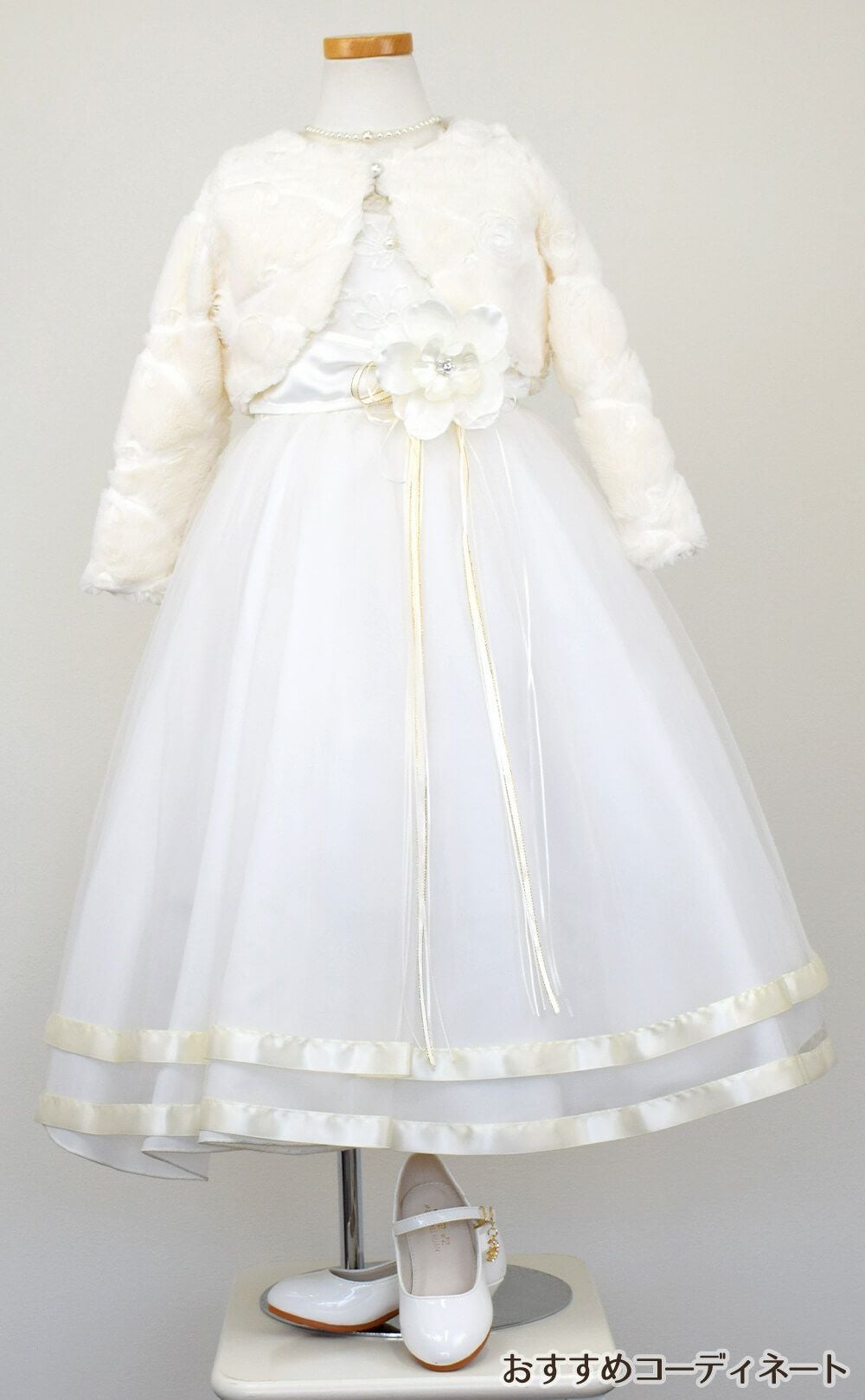 ピアノ発表会や結婚式にぴったりのホワイトカラーの女の子用キッズドレス。シンプルで美しいシルエットが魅力のAngel's Closetの子供ドレス レンタル商品（【レンタル】ロマンス(rmc)オフホワイト）｜画像12